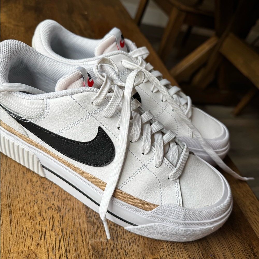 Women’s Nike court legacy lift size 8